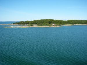 Das d�rfte schon der untere Ausl�ufer einer der �ber Br�cken zum
Hauptinselgewimmel verbundenen Eilande zu sein.