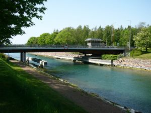 Es gibt auch Binnengew�sser. Ein solcher See ist hier mit einem Kanal
zum Meer verbunden. Das Wegdrehen der Br�cke f�r eine Schiffsdurchfahrt hatte
ich um wenige Minuten verpasst.
