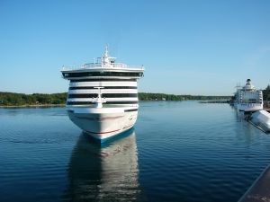 Die Cinderella dreht sich auf der Stelle, um sauber einzuparken. Das
k�nnt ihr im Film, mit jeder F�hre oder auf der Webcam jeweils live
beobachten.