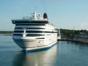 Das Steuerboardfenster Nummer acht auf Deck zehn vorne ist nicht ganz
sauber. ;-)
Dahinter die M/S Birka Cruises.