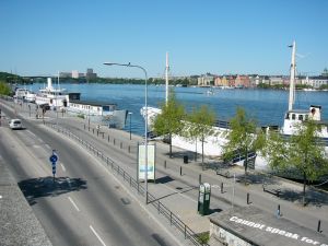 Auf mindestens zwei Schiffen an diesem Quai kann man �bernachten.
Sind aber wirklich kleine Kojen. Auch nicht Samsonite Trolley geeignet.