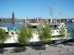 Hier also das gr�ssere Hotel. Hatte nur das kleine, roote Boot
bestiegen.