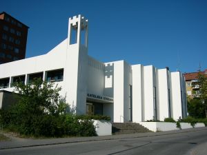 F�r Schweden untypische Kirche in S�dert�lje