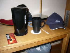 Noblesse im Hotel in S�dert�lje: Pulverkaffee ohne Aufpreis aufm
Zimmer