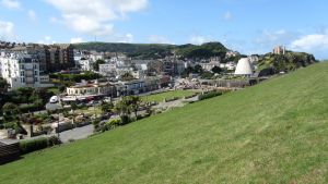 Ilfracombe, rechts das Museum wie zwei AKW-K�hlt�rme.