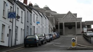 Truro Gericht, auf dem Weg kann man sich gleich einen Anwalt schnappen.
How awfully convenient.