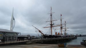 Portsmouth, Spinnaker Tower mit H.M.S. Warrior.